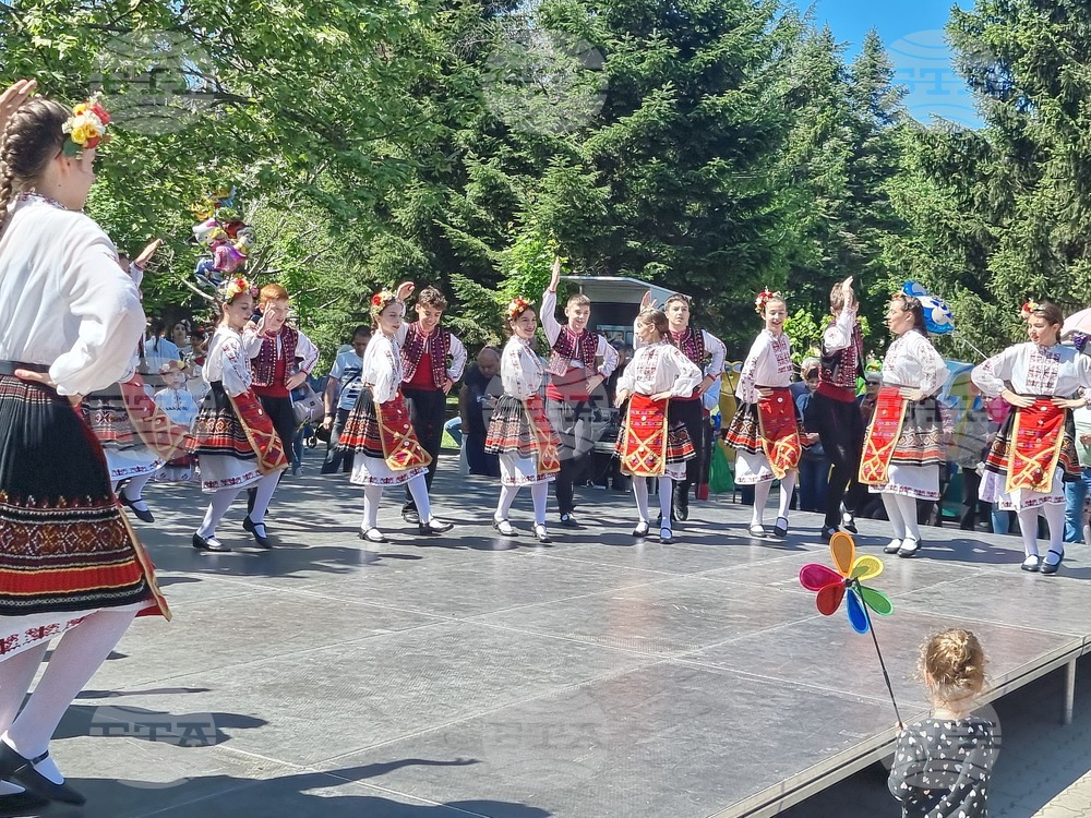 Децата от фолклорните формации във Велико Търново ще лазаруват на Самоводската чаршия с представяне на обичая „Наричане за здраве и любов“