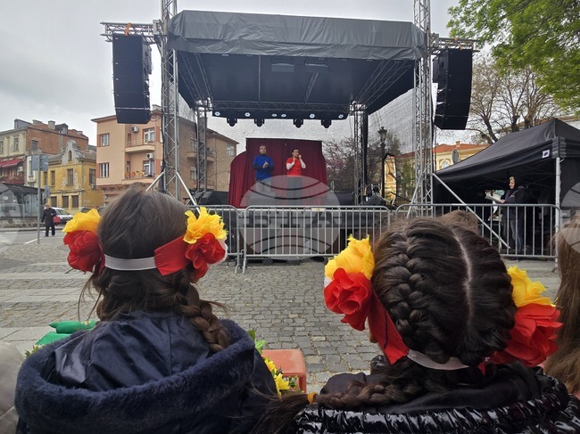 Фестивалът „Великденски настроения в Градската градина" започна тридневната си празнична програма в Пловдив