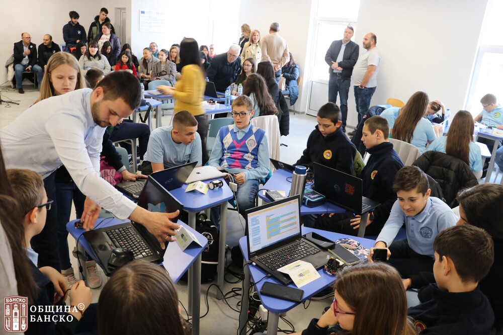 Професионалната гимназия по електроника и енергетика – Банско беше домакин на регионалния кръг на Националното състезание по роботика с изкуствен интелект – дисциплина „Следене на линия“