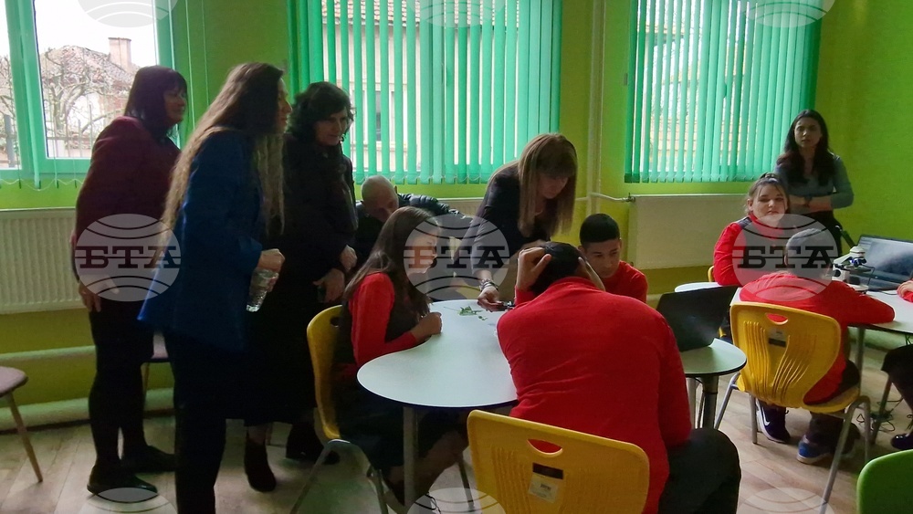 С открит урок на тема „Значението на водата за живота на планетата Земя“ бе открит STEM кабинет в ОУ „Христо Смирненски“ в брезнишкото с. Ноевци