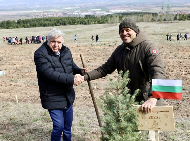 В „Гората на децата“: Министър Манол Генов засади дръвче