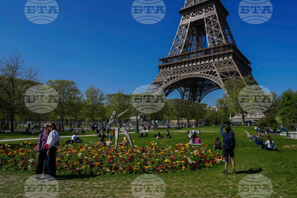 АФП: От графити на червени ръце до свински глави - призракът на чуждо влияние е надвиснал над Франция