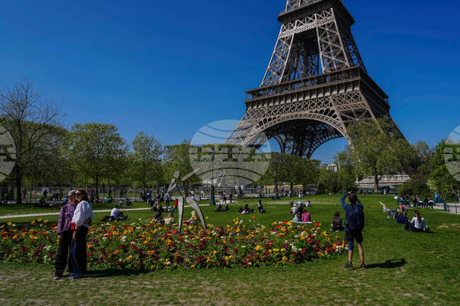 АФП: От графити на червени ръце до свински глави - призракът на чуждо влияние е надвиснал над Франция