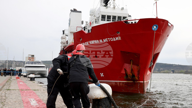 Учебната практика на курсанти се провежда на борда на българския научноизследователски кораб „Св. св. Кирил и Методий"