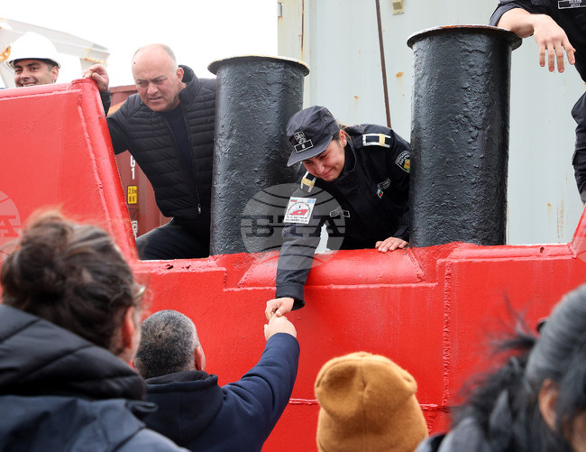 Военният научноизследователски кораб "Св. св. Кирил и Методий" акостира на Морската гара във Варна