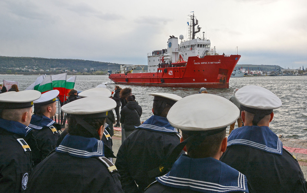 Варна посрещна НИК 421 „Св. Св. Кирил и Методий“ при завръщането му от третото пътуване до Антарктида