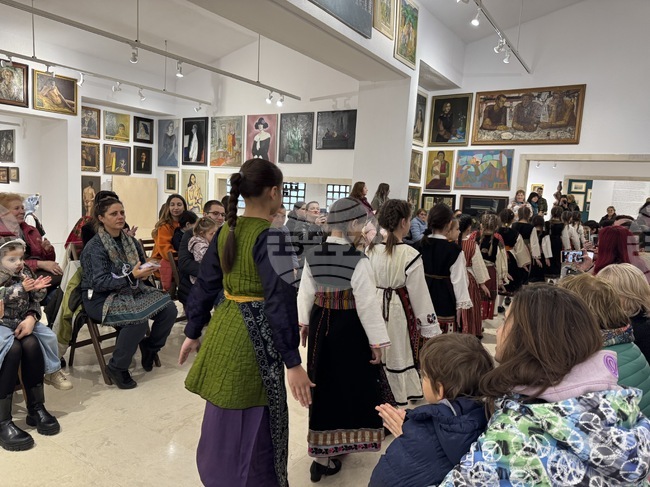 Колекция от автентични детски носии бяха показани в Художествената галерия в Казанлък