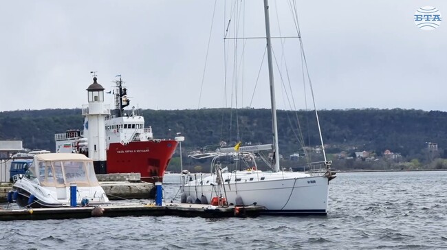Военният научноизследователски кораб "Св. св. Кирил и Методий" акостира на Морската гара във Варна