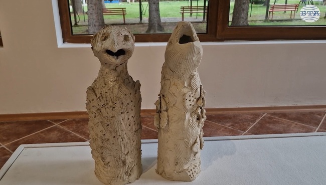 Изложба с творби от керамичния пленер „Вода, земя и огън“ е подредена в село Орешак