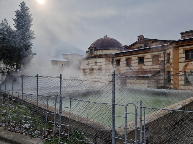 Окръжният съд в Кюстендил призна за установено, че Община Кюстендил е собственикът на Чифте баня в града