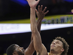 Hawks 76ers Basketball