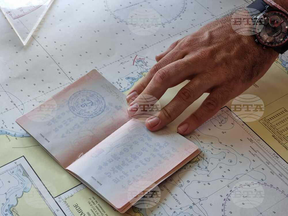 Ден 43 - Антарктида - НИК 421 - Антарктици и журналисти бяха символично удостоверени с печата на кораба „Св. св. Кирил и Методий“