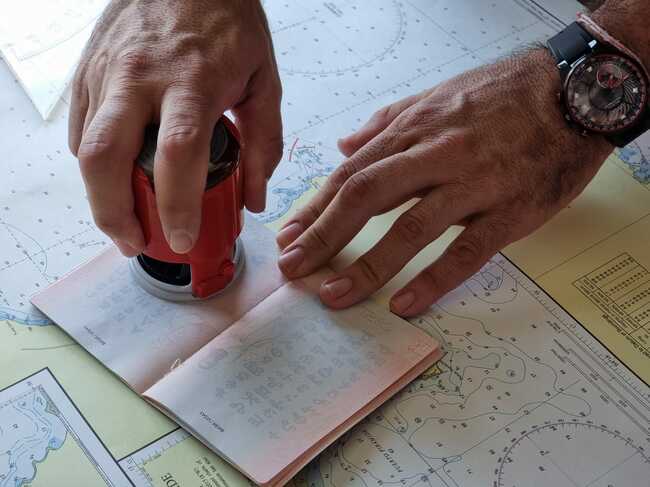  Ден 43 - Антарктида - НИК 421 - Антарктици и журналисти бяха символично удостоверени с печата на кораба „Св. св. Кирил и Методий“