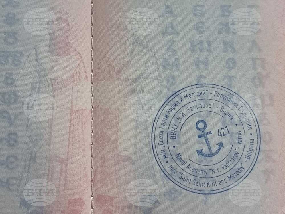 Ден 43 - Антарктида - НИК 421 - Антарктици и журналисти бяха символично удостоверени с печата на кораба „Св. св. Кирил и Методий“
