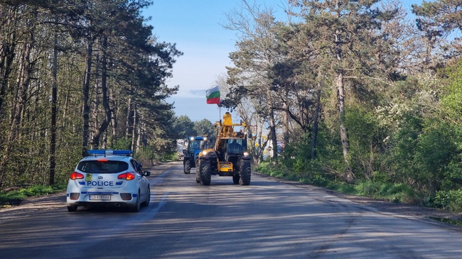 С автошествие жителите на община Генерал Тошево протестираха срещу лошото състояние на пътя до граничния пункт "Йовково"