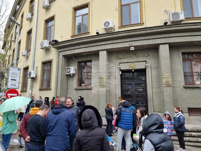 Около 100 жители на Ямбол излязоха на протест срещу „войната“ по пътищата