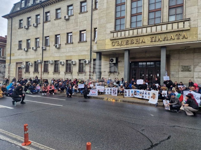  Протестно шествие под надслов “Стига толкова смърт на пътя” беше организирано в Пловдив днес