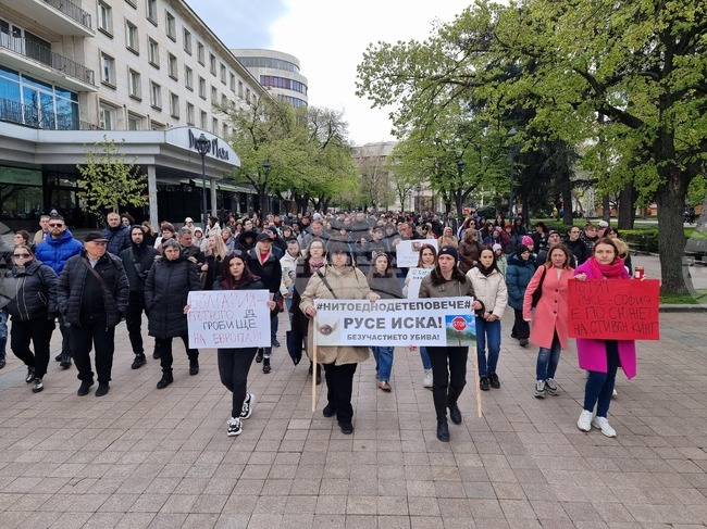 Русенци организираха протестно шествие срещу "войната" по пътищата