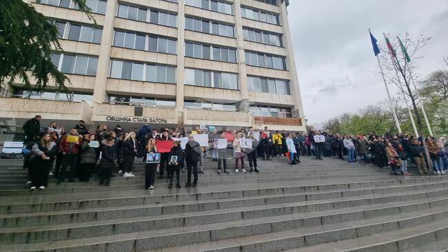 С едноминутно мълчание участниците в мирен протест и шествие в Стара Загора почетоха паметта на загиналите при катастрофи