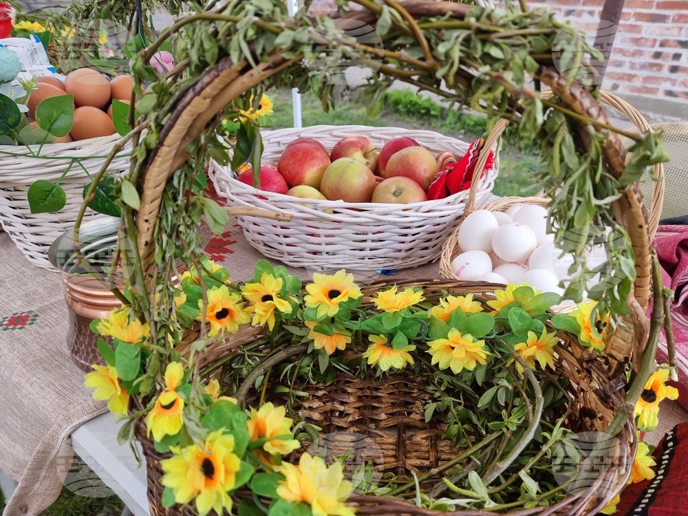 Деца от село Бановка в Украйна пресъздадоха българския обичай лазаруване