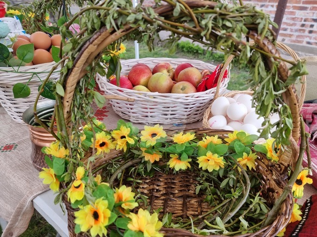 Деца от село Бановка в Украйна пресъздадоха българския обичай лазаруване