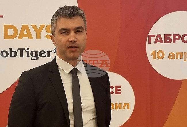 Недостиг на кадри има във всички сектори на българската икономика и на всички нива, отчита експерт