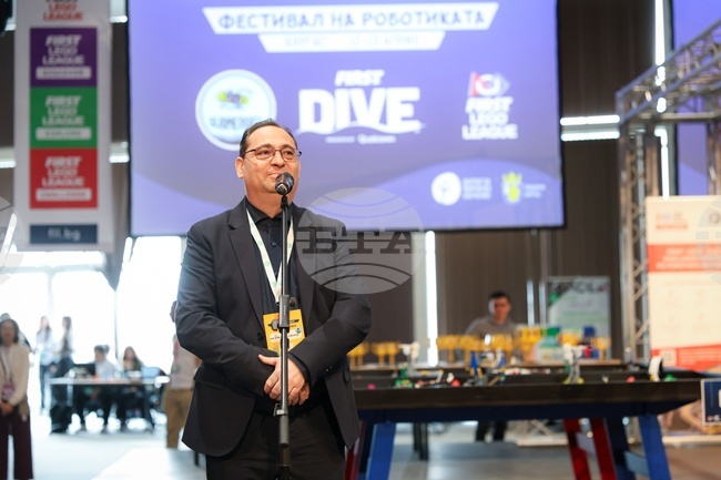  Днес е много добър ден за българската роботика, обяви проф. Найден Шиваров на откриването на фестивала First Lego League в Бургас
