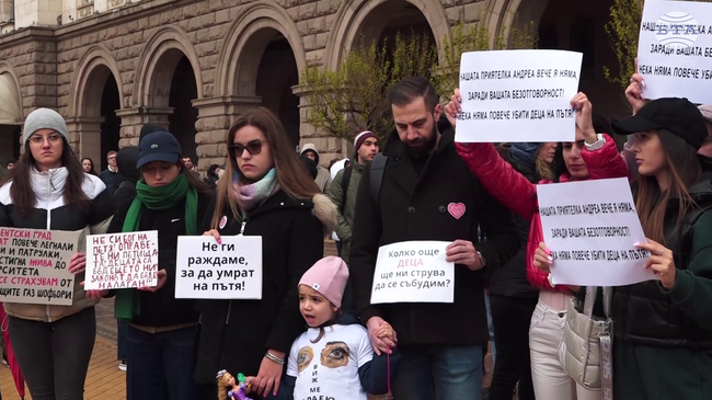 С минута мълчание протестиращите в София срещу "войната" на пътя почетоха паметта на 12-годишната Сияна