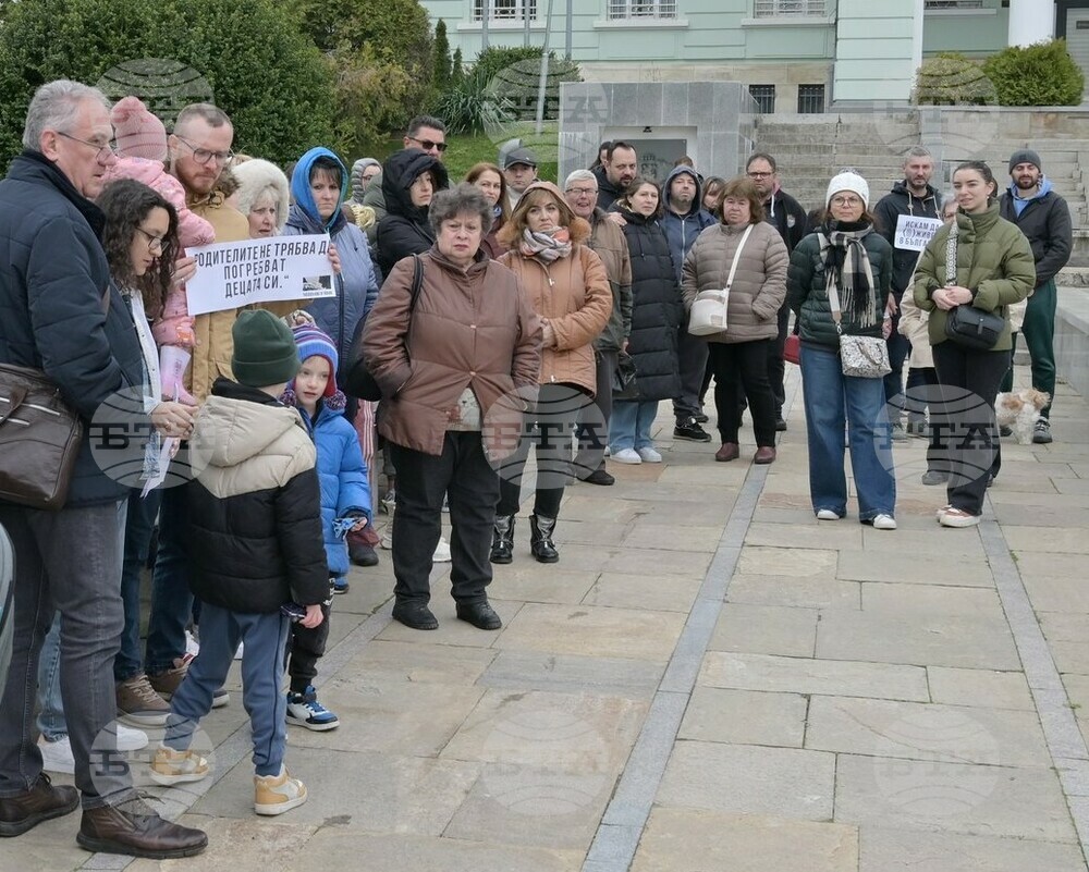 Шуменци протестираха срещу „войната“ по пътищата пред Съдебната палата в града