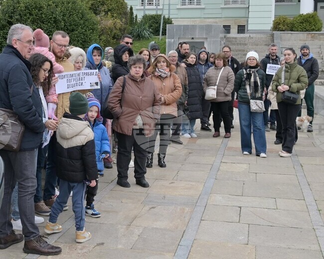 Шуменци протестираха срещу „войната“ по пътищата пред Съдебната палата в града