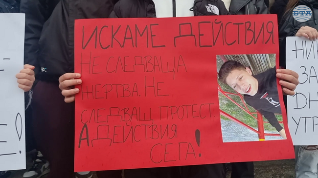 С едноминутно мълчание участниците в мирен протест и шествие в Стара Загора почетоха паметта на загиналите при катастрофи