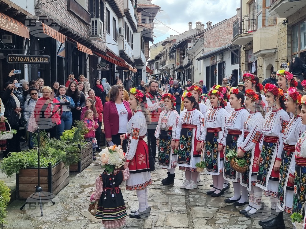 Лазарки пожелаха здраве и благополучие на майсторите от Самоводската чаршия във Велико Търново
