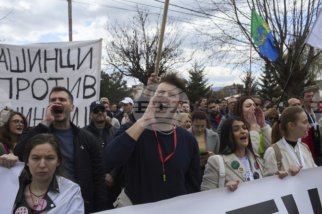 Един студент пострада, след като полиция разпръсна протест в сръбския град Нови Пазар 