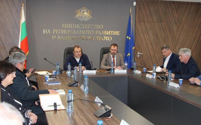 Министър Иванов разпореди максимална мобилизация и съкратени срокове за обезопасяване на критичните точки по републиканската пътна мрежа