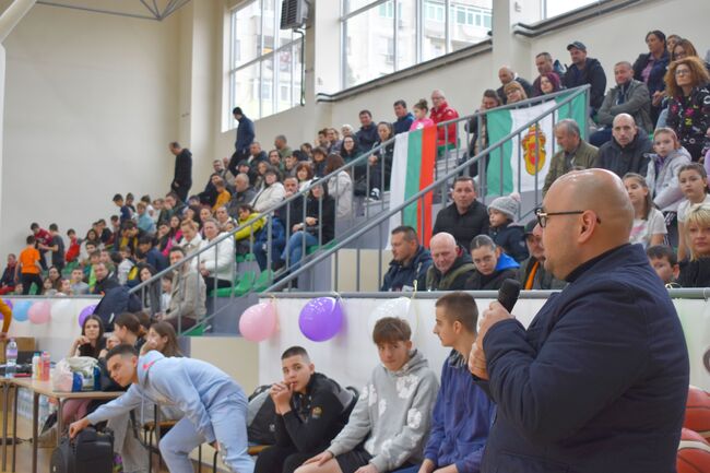 Кметът Добрин Добрев откри баскетболен турнир с участието на над 150 деца