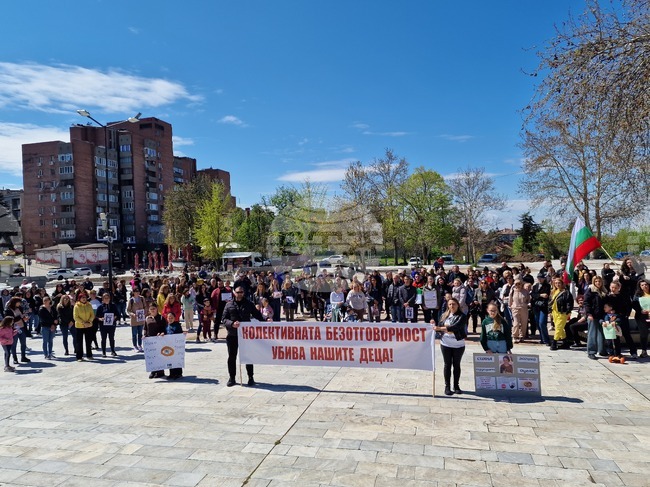 Жители на Свищов се събраха на протест с искания за мерки срещу "войната" по пътищата