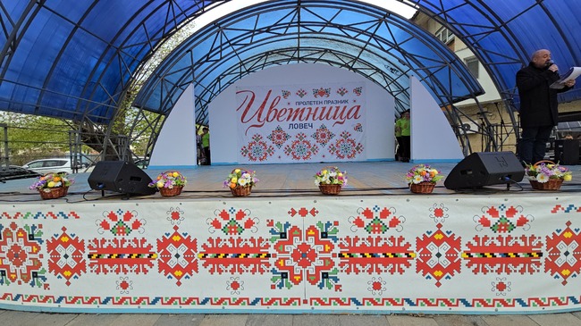 С ритуала „По вода“, концерти и демонстрации продължава и днес Цветница в Ловеч