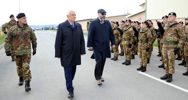 Министърът на отбраната Атанас Запрянов и заместник-помощник секретарят по отбраната на САЩ Дейвид Бейкър посетиха Многонационалната бойна група