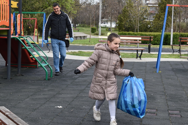 И тази година при голям интерес от децата на Разград протече акцията „Бонбони за смет”