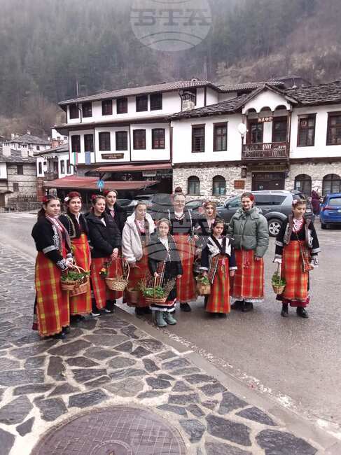 Момичета лазаруваха в смолянското с. Широка лъка, наричайки за здраве