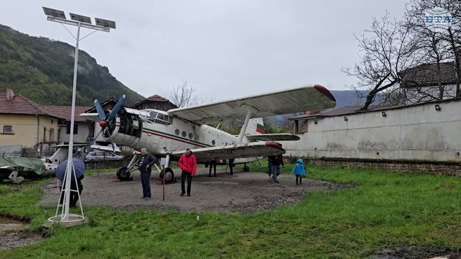 Постоянна изложба, посветена на историята на българската военна авиация, беше открита в угърчинското с. Лесидрен