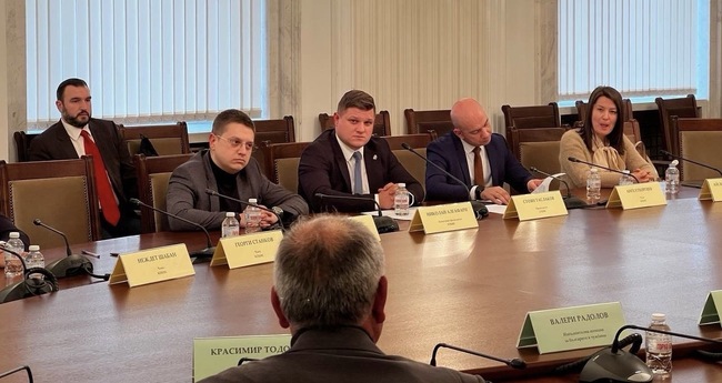 Възраждане: Комисията по политиките за българите извън страната инициира работна група за единен стандарт при доказване на български произход