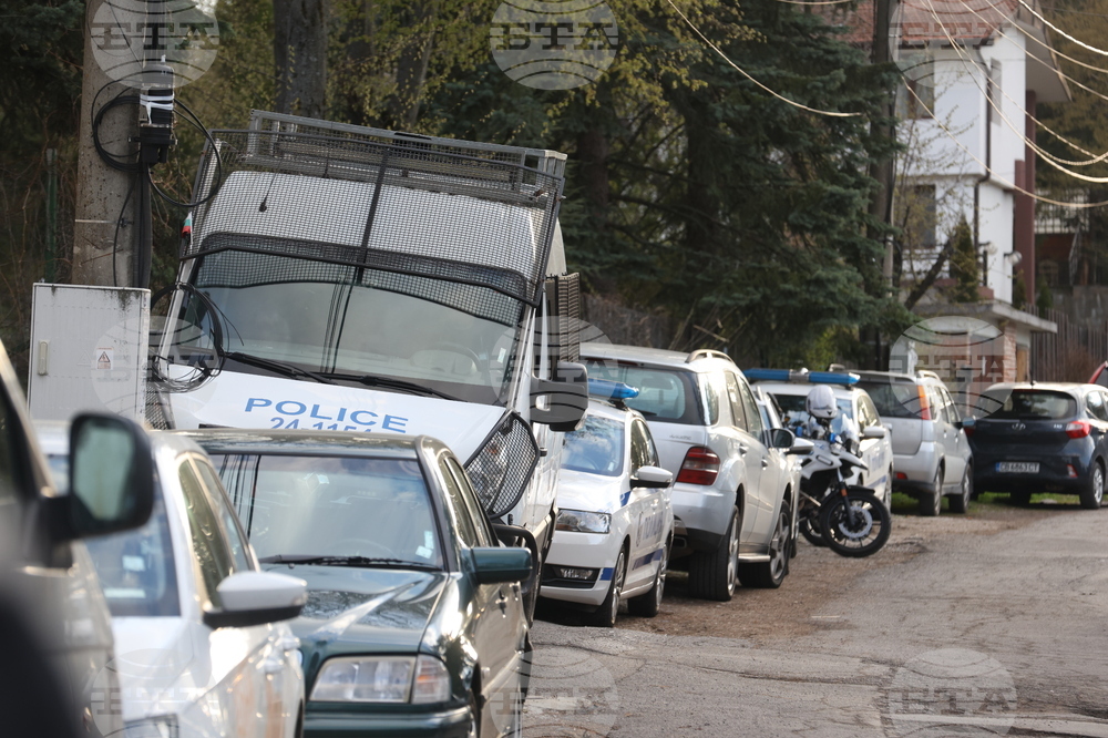 Данаил Папазов заяви в позиция, че е сигнализирал правоохранителните органи, че Ахмед Доган и негови привърженици са нахлули в частен имот в София