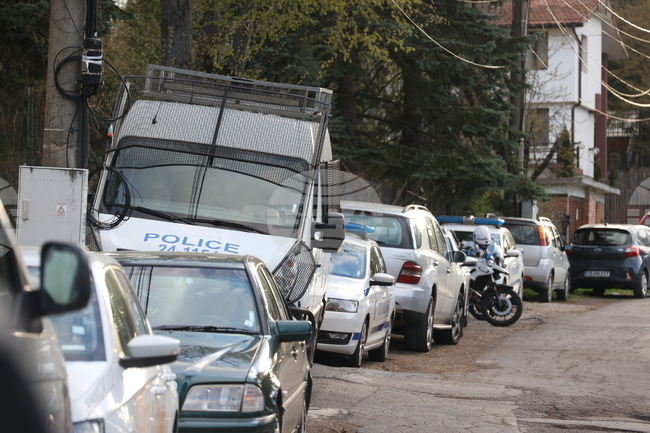 Данаил Папазов заяви в позиция, че е сигнализирал правоохранителните органи, че Ахмед Доган и негови привърженици са нахлули в частен имот в София