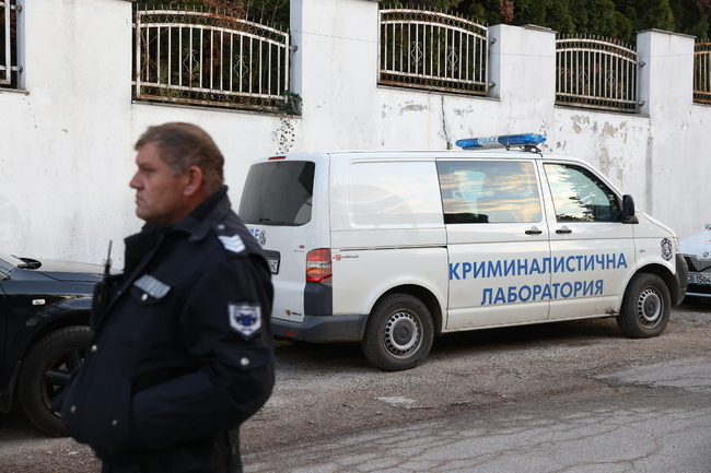 От СДВР са изпълнили задълженията си по закон след сигнали за имот на ул. "Стар Беловодски път", в къщата са открити оръжия, съобщават от МВР