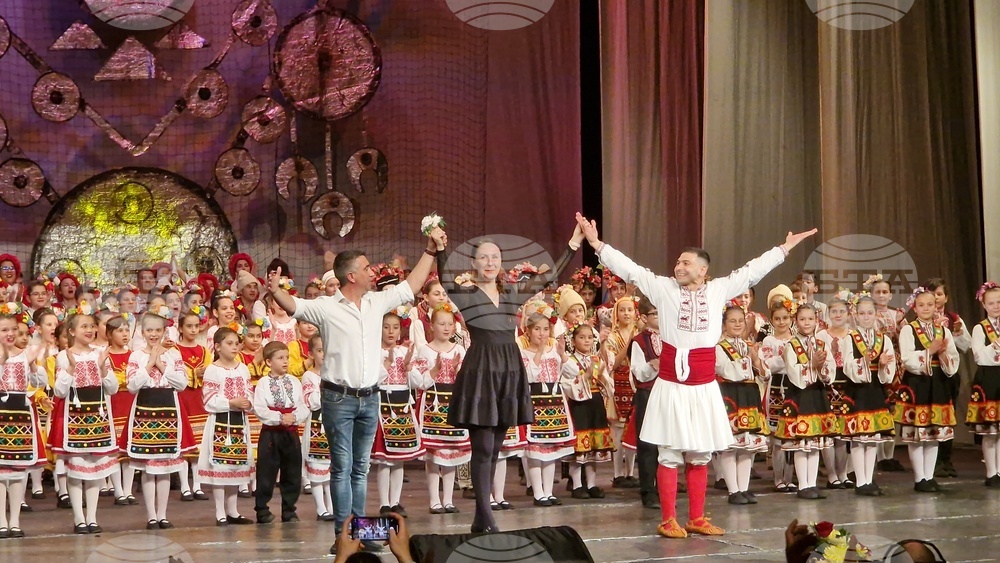 Фолклорен празник сътвориха танцьори от Разград, Варна и Белослав в пролетен концерт