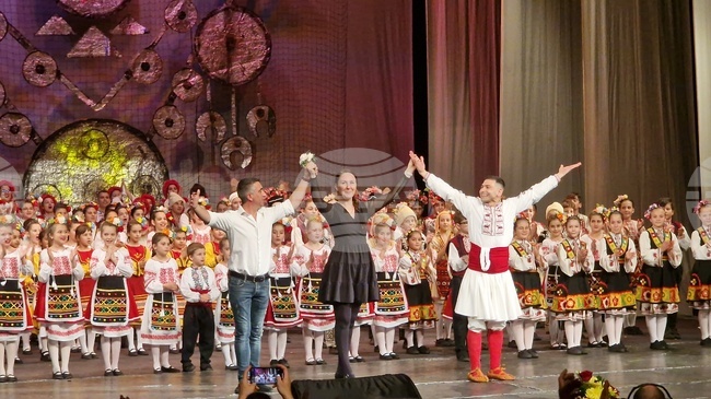 Фолклорен празник сътвориха танцьори от Разград, Варна и Белослав в пролетен концерт