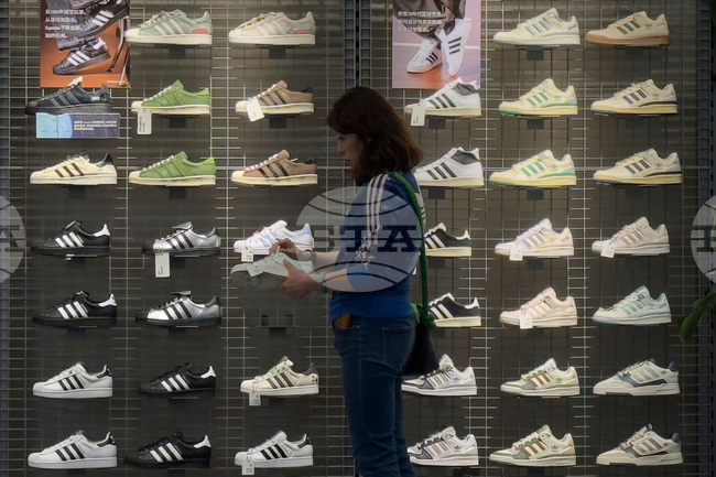 "Адидас" не повиши прогнозата си, както очакваха анализаторите, и акциите се сринаха с над 8 процента