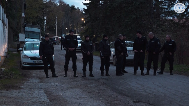 Активисти от Младежкото ДПС твърдят, че са били изведени от полиция от дома на Ахмед Доган в столичния квартал „Бояна“