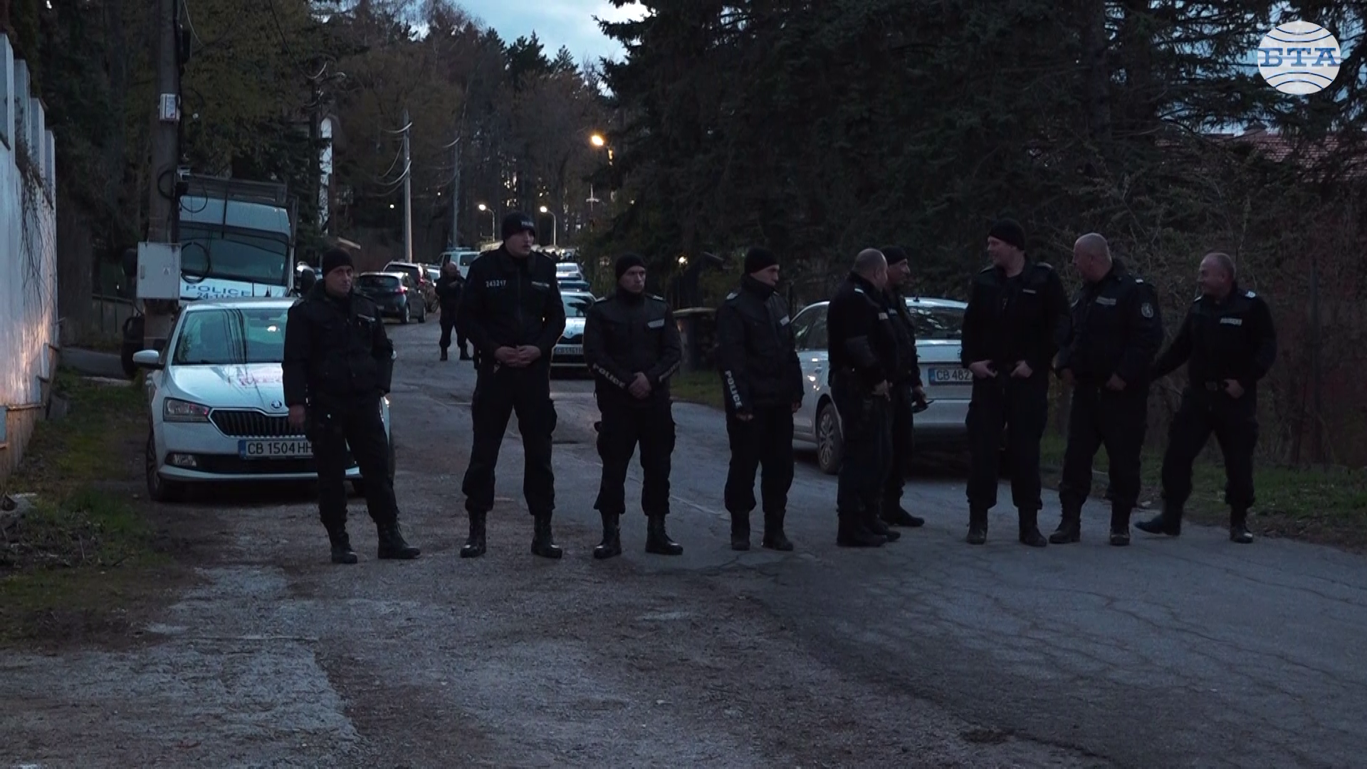 Активисти от Младежкото ДПС твърдят, че са били изведени от полиция от дома на Ахмед Доган в столичния квартал „Бояна“ Активисти от Младежкото ДПС твърдят, че са били изведени от полиция от дома на Ахмед Доган в столичния квартал „Бояна“